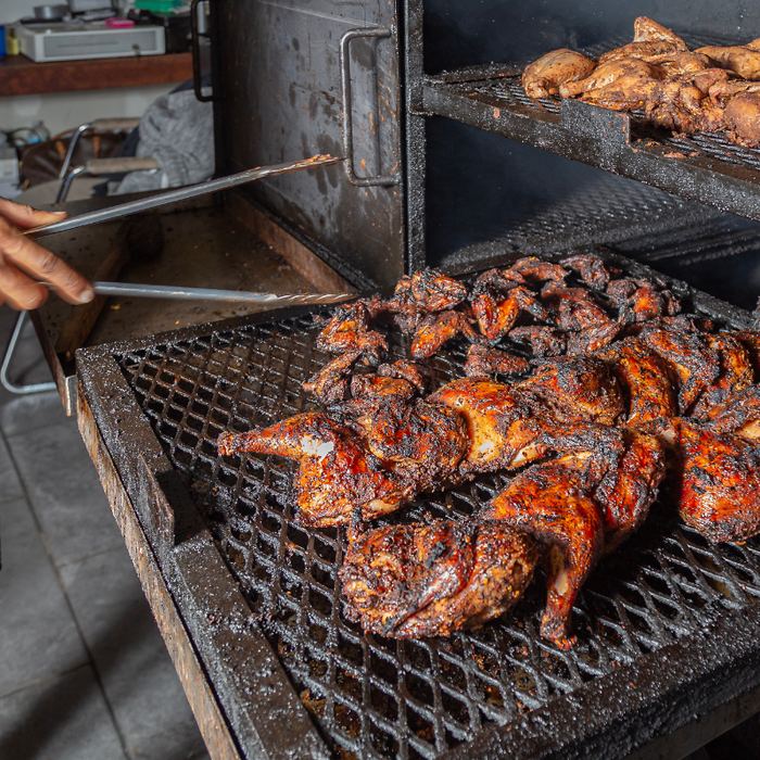 Jerk Chicken auf dem Grill in Jamaika